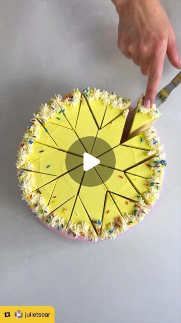 Cake Designs Yellow, Fall Cake Designs, Geometric Cake, Sheet Cake Designs, Fall Cake, Cake Hacks, Baking Videos, Instagram Cake, Fall Cakes