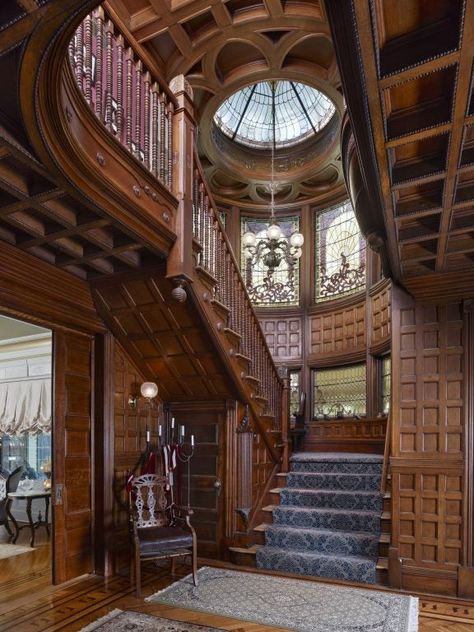 Victorian Staircase, Victorian House Interiors, Old Victorian Homes, Victorian Home Interior, Victorian Interior, Victorian Interiors, Victorian Mansions, Victorian Architecture, Mansion Interior