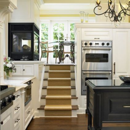 stairs to the breakfast nook? Split Level Kitchen, Split Level House, Breakfast Nooks, Kitchen Fireplace, Kitchen Nook, Cozy Kitchen, Traditional Kitchen, Table Kitchen, Humble Abode