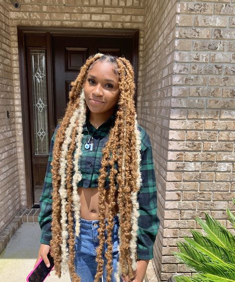 Butterfly Locs Ginger And Blonde, Long Butterfly Locs With Color Blonde, Butterfly Locks Hairstyle Long, Brown And Blonde Butterfly Locs, Butterfly Locks Long, Butterfly Locks Hairstyle, Ginger And Blonde Locs, Long Butterfly Locs With Color, Ginger Butterfly Locs