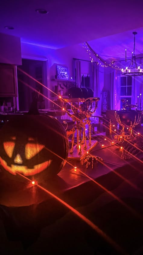 Halloween party decor Halloween Costume Party Decor, Park Halloween Party, Halloween Party Mood Board, Halloween Party House Decor, Fake Halloween Party Snapchat, Halloween Costume Party Decorations, Halloween Highschool Party, Spooky Halloween Party Decor, 2000s Halloween Decor