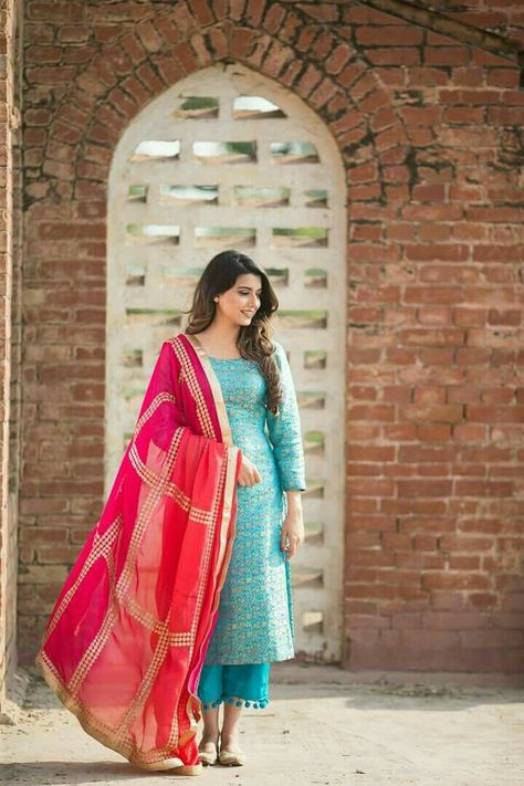 Contrast Salwar Kameez Suits, Pink Dupatta Color Combinations, Dia Mirza, Indian Designer Suits, Punjabi Outfits, Miroslava Duma, Salwar Designs, Salwar Kamiz, Kurti Designs Party Wear