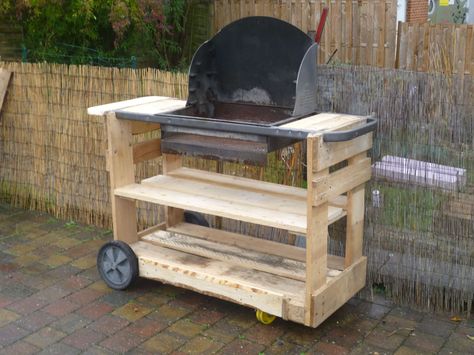 The second version of my pallet BBQ!   La version 2 de mon BBQ en palettes, nettement plus reussie!    #BBQ, #Garden, #RecycledPallet Bar En Palette, Bbq Stand, Make A Fire Pit, Pallet Dog Beds, Repurpose Pallets, Bbq Table, 1001 Pallets, Garden Bbq, Recycled Pallet