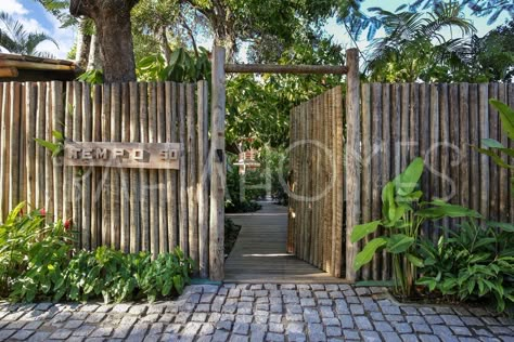 Bamboo Shop Design, Bamboo Gate Design Entrance, Outdoor Restaurant Design, Natural Fence, Rustic Restaurant, Bamboo Fence, House Gate Design, Resort Design, Beach House Design