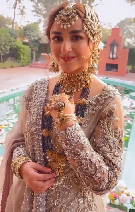 Yumna Zaidi Bridal Look, Desi Suits, Tere Bin, Bridal Jewelry Sets Brides, Pakistani Bridal Makeup, Muslim Brides, Yumna Zaidi, Female Celebrity Fashion, Bride Photoshoot