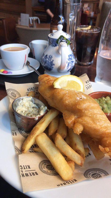 Food In England, British Food Aethstetic, Tea Food Recipes, Fish And Chips Aesthetic, Fish And Chips London, English Fish And Chips, Fish And Chips Recipe, Fish And Chips Restaurant, British Fish And Chips