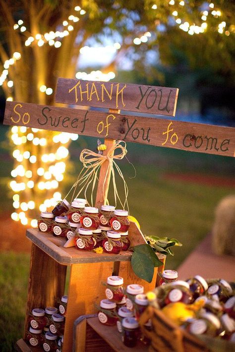 Honey Jar Wedding Favors, Honey Wedding Favors, Bbq Wedding, Wedding Favors Cheap, Rustic Wedding Favors, Wedding Gifts For Guests, Diy Wedding Favors, Guest Gifts, Cute Wedding Ideas