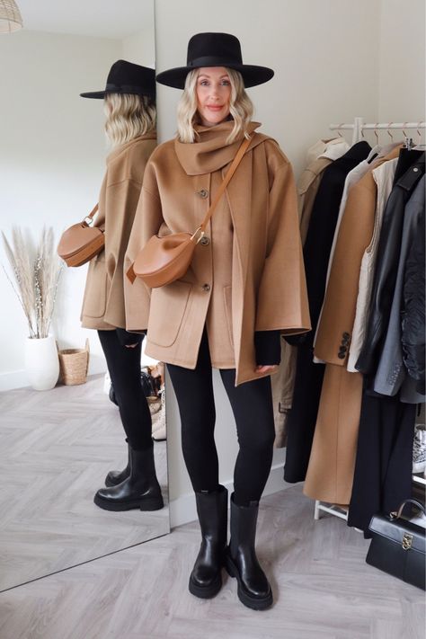 Pub Lunch Outfit, Camel Cape Outfit, Fedora Hat Outfit Winter, Hat Outfit Winter, Fedora Hat Outfits, Cape Outfit, Lunch Outfit, Purse Outfit, Scarf Jacket