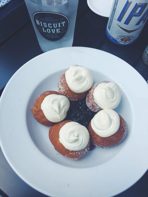 [I ate] Bonuts (biscuit donuts) with lemon maracapone and blueberry compote #TTDD#TheThingsDadsDo Bonuts Biscuit Love Recipe, Biscuit Donuts, Love Recipe, Blueberry Compote, Food Cooking, The Hub, Recipes Food, Breakfast Ideas, Mini Cheesecake