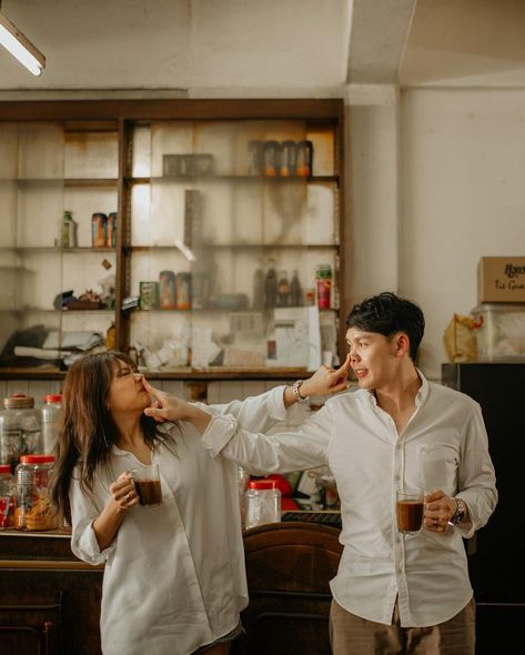 Cabin Prenup Shoot, Vintage Couples Aesthetic, Pre Nup Shoot Ideas Casual, Prewed Casual Indoor, Prewedding Ideas Outdoor Casual, Couple Outfit Photoshoot, Vintage Hong Kong Aesthetic, Wedding Prenup Photoshoot, Cafe Couple Photoshoot