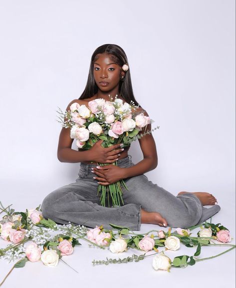 Calvin Klein Birthday Photoshoot, Senior Picture Theme Ideas, White Roses Photoshoot, Flower Birthday Photoshoot, 19th Birthday Photoshoot, Flower Top Photoshoot, Sweet 16 Photoshoot, Photo Shoot Outfits, Bday Pictures