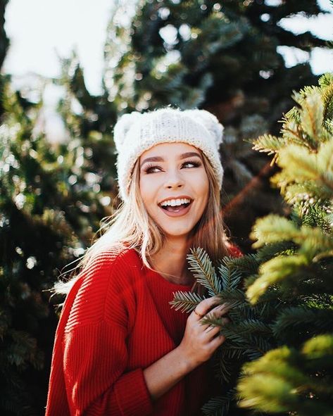 Image may contain: 1 person, standing, tree, plant and outdoor Farm Senior Pictures, Tree Farm Photo Shoot, Winter Senior Pictures, Christmas Instagram Pictures, Sierra Furtado, You Make Me Melt, Christmas Poses, Christmas Family Photoshoot, Family Christmas Card Photos