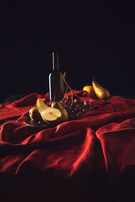 Foto e imagen de stock sin royalties de Bodegón Con Diferentes Frutas Y Botella De Dark Food Photography, Classic Photography, Fruit Wine, Different Fruits, Still Photography, Conceptual Photography, Still Life Photography, Still Life, Food Photography