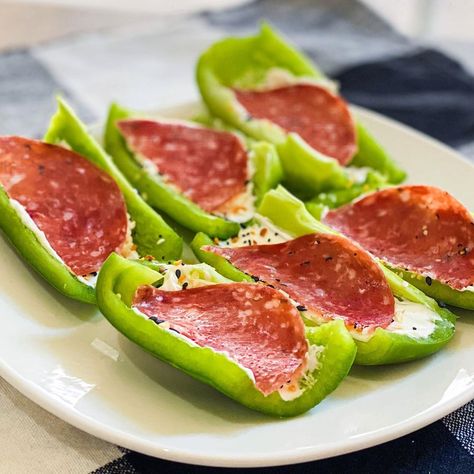 Janelle Rohner on Instagram: “Snack attack! 1 green bell pepper, 2 tbsp cream cheese, 3 slices of salami! Topped with everything bagel seasoning 💚👩🏼‍🍳   Macros: 5g Net…” Janelle Rohner, Cheese Snack, Healthy Lunch Snacks, Easy Healthy Meal Prep, Green Peppers, Healthy Food Dishes, Snack Attack, Lunch Snacks, Bell Pepper