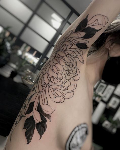 Übler Friedrich on Instagram: “Second Armpit for Lisa in progress. Done @der_grimm_tattoo with @cheyenne_tattooequipment #chrysanthemumtattoo #berlin #armpittattoo” Armpit Tattoo, Chrysanthemum Tattoo, Torso Tattoos, Upper Arm Tattoos, Just Ink, Modern Tattoos, Tattoo Sleeve Designs, Piercing Tattoo, Body Tattoos