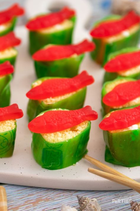 Rice Crispy Sushi Rolls, Fruit Roll Up Sushi, Desert Sushi Recipes, Unique Party Snacks, Rice Krispie Sushi Rolls, Rice Krispie Sushi, How To Make Candy Sushi, Healthy Mermaid Snacks, Fruit Sushi For Kids