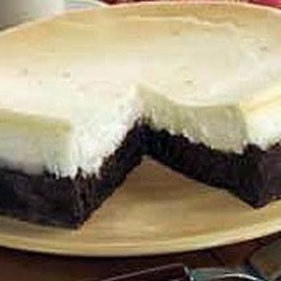 PREHEAT oven to 350°F. Prepare brownie batter as directed on package; pour into greased spring-form pan. Bake until top of brownie is shiny and center ... Brownie Bottom Cheesecake Recipes, Brownie Bottom Cheesecake Recipe, Brownie Bottom Cheesecake, Cheesecake Desserts Recipes, Stick Butter, Tasty Snacks, Dessert Aux Fruits, Cheesecake Brownies, Cheesecake Desserts