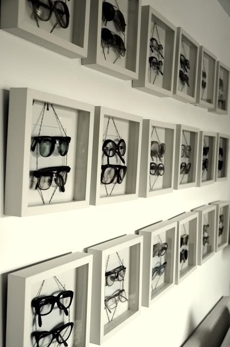 glasses display Display Visual Merchandising, Eyewear Store Design, Eyewear Display, Decoration Vitrine, Sunglasses Display, Optical Shop, Retail Interior, Visual Display, Store Displays