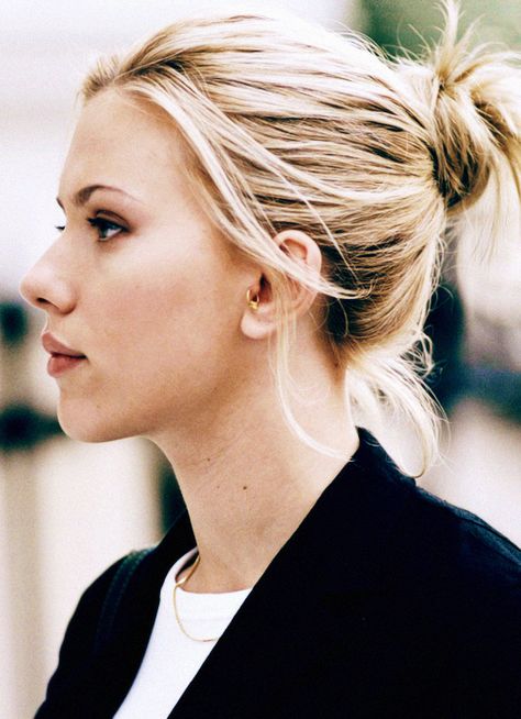 Scarlett Johansson in profile Clemence Poesy, Frida Gustavsson, Edita Vilkeviciute, Toni Garrn, Messy Bun Hairstyles, Aaron Rodgers, Actrices Hollywood, Romanoff, Natasha Romanoff