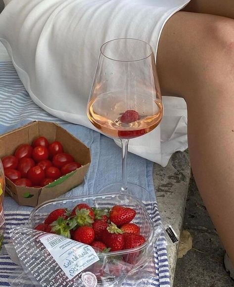 Strawberry Wine Aesthetic, Pink Wine Aesthetics, Wine Summer Aesthetic, Wine Girl Aesthetic, Vino Aesthetic, Picnic Wine, Food Strawberry, Mediterranean Aesthetic, European Summer Aesthetic