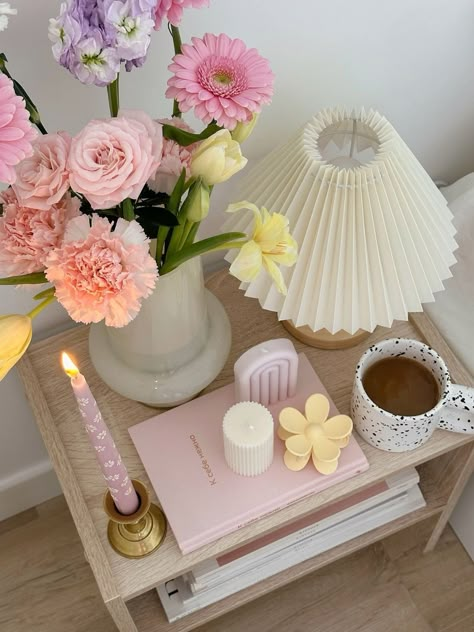 Girly Apartments, Pastel Home Decor, Tout Rose, Uni Room, Deco Rose, Dream Apartment Decor, Flowers Vase, Pastel Room, Room Redesign