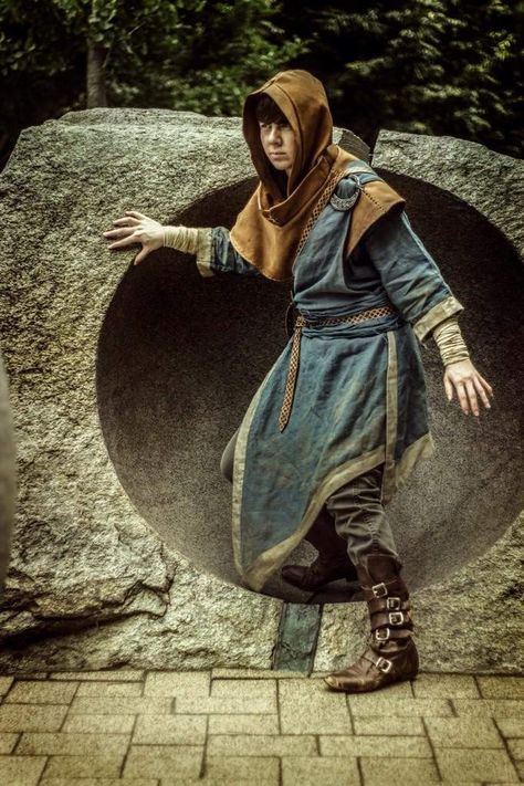 Medieval Mage Costume, Skyrim Mage Cosplay, Dnd Cosplay Ideas, Mage Aesthetic Outfits, Skyrim Mage Robes, Skyrim Clothing, D&d Cosplay, Fantasy Mage Outfit, Mage Cloak