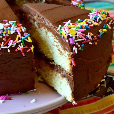 Best Vanilla Cake Recipe, Homemade Vanilla Cake, Yellow Cake Recipe, Chocolate Fudge Frosting, Cake Frosting Recipe, Fudge Frosting, Chocolate Buttercream Frosting, Vanilla Cake Recipe, Yellow Cake