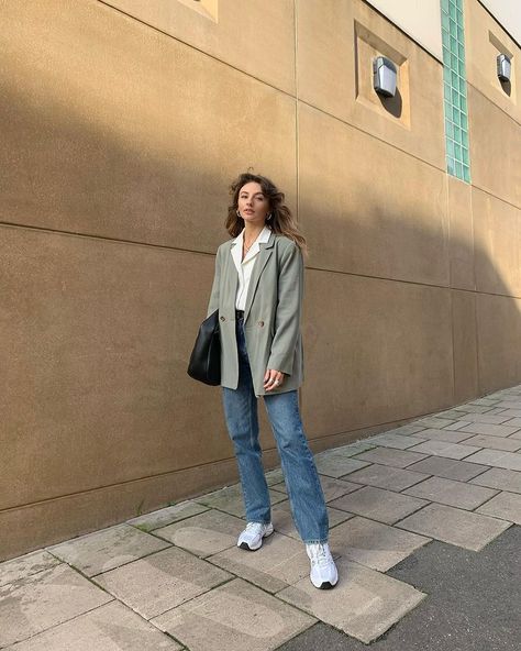 Dad Jeans Outfit Women, Chloe Hayward, White Shoes Outfit, Teenage Clothes, Spring Blazer, Casual Suits, Asos Jeans, Shoes Formal, Jeans Outfit Women