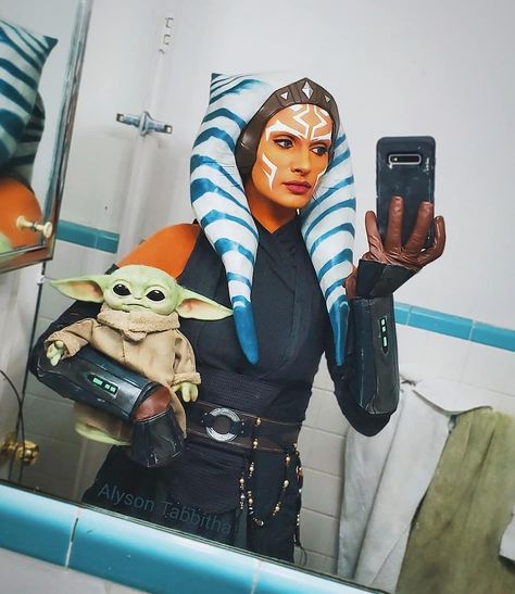 Alyson Tabbitha on Instagram: “I am with child 💚🌌 Quick selfie of my Ahsoka Cosplay! 🧡💙 Makeup & Lekku all made/done/worn by me! Did a photoshoot with @davidlovephotog a…” Womens Star Wars Costume, Ashoka Cosplay, Ahsoka Cosplay, Ahsoka Tano Costume, Alyson Tabbitha, Baddie Halloween, Ahsoka Tano Cosplay, Star Wars Nursery, Star Wars Halloween