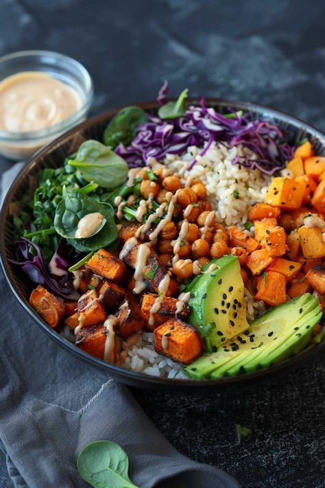 Buddha Bowl Buddah Bowls Vegetarian, Buddah Bowl Aesthetic, Buddha Bowl Ideas, Buddha Bowl Dressing, Dinner Idea Easy, Holistic Food, Macro Bowl, Mediterranean Bowl, Buddha Bowl Recipe