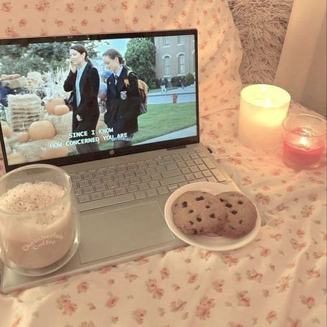 Fall Cozy Aesthetic, Hot Chocolate Aesthetic, Cookies Autumn, Aesthetic Cookies, Fall Gilmore, Coquette Autumn, Cute Bed Sheets, Chocolate Aesthetic, Aesthetic Macbook