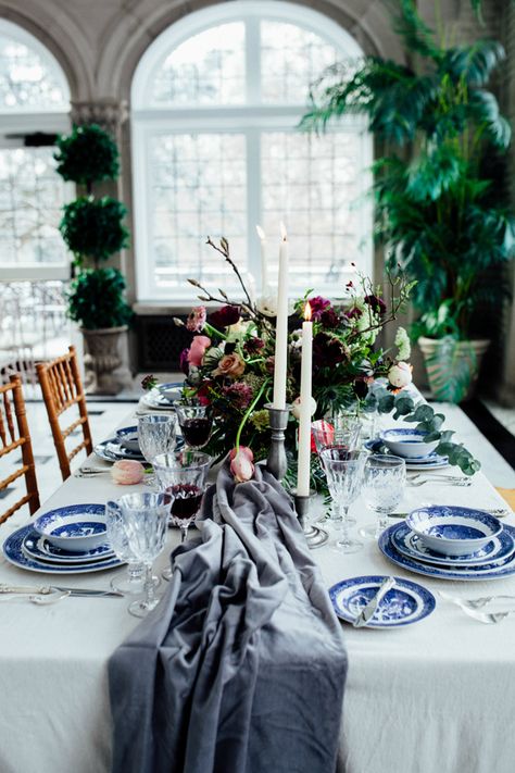 garden inspired wedding - photo by Sarah Kriner Photography http://ruffledblog.com/dutch-still-life-wedding-inspiration Dutch Masters Wedding, Dutch Wedding, Amsterdam Wedding, Garden Inspired Wedding, Dutch Still Life, Table Setting Inspiration, Catering Events, Dinner Decoration, Table Set Up