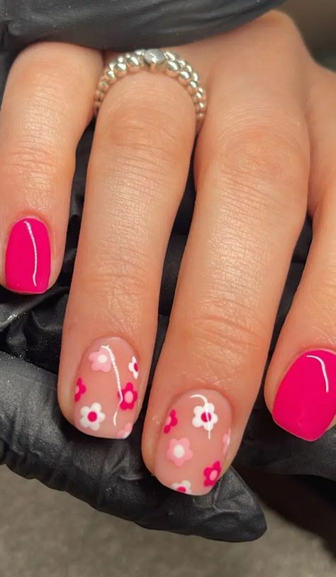 Short Nail Designs Girly, Shlack Nails Ideas Short Summer, Shilac Nails Ideas, Short Nails Pink Design, Short Shellac Nails Summer, Short Manicured Nails Gel, Short Nails Flowers, Fun Summer Nails Short, Short Nails With Flowers