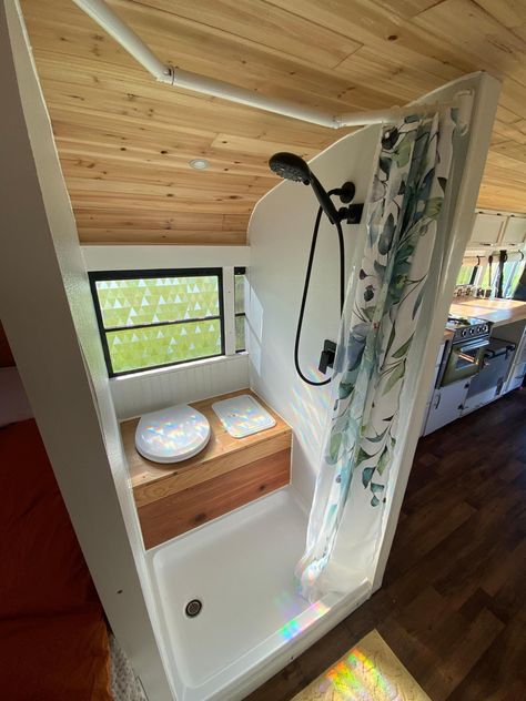 Caravan Renovation Diy, Small Camper Interior, Bus Home, Van House, Vintage Camper Remodel, Rv Van, Caravan Renovation, Diy Camper Remodel, Rv Makeover