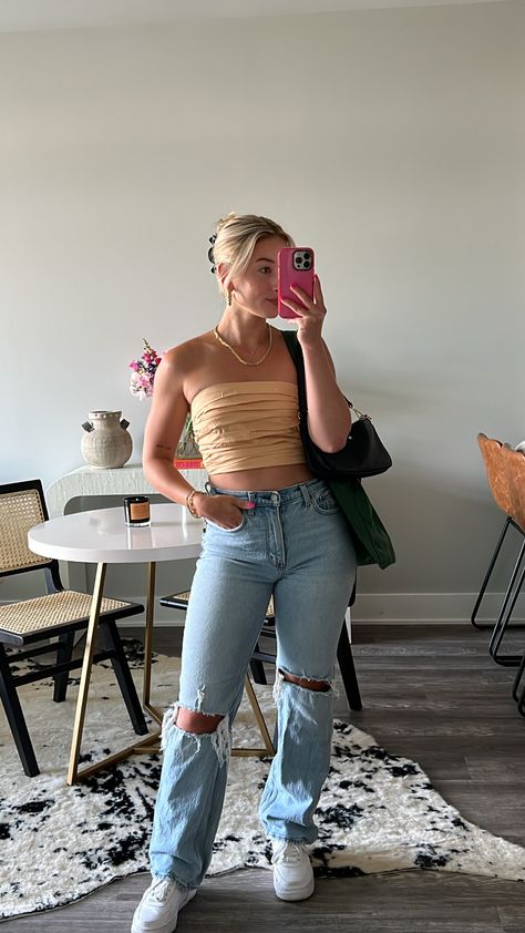 Strapless Shirt Outfits, Strapless Top Outfit, Strapless Shirt, Pic Poses, Pic Pose, Trendy Swimwear, Ruched Top, Trendy Summer Outfits, Mid Rise Jeans