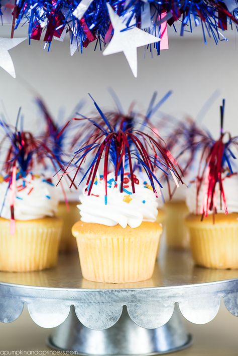 Blue Party Ideas, Patriotic Party Ideas, Red White And Blue Party, White And Blue Party, 4th July Food, Blue Graduation Party, First Birthday Cupcakes, America Party, Usa Party