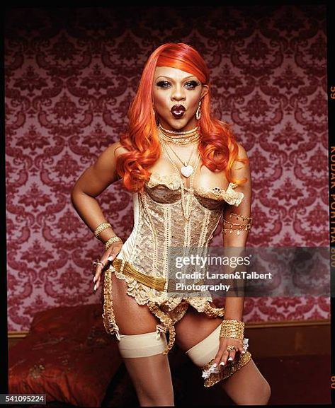 Rapper Lil Kim performs during the Big Beat/Atlantic Records showcase... News Photo - Getty Images Lady Marmalade Aesthetic, Lady Marmalade, 21st Birthday Outfits, Missy Elliott, Lil Kim, Lashes Beauty, Female Rappers, Christina Aguilera, Queen Bee