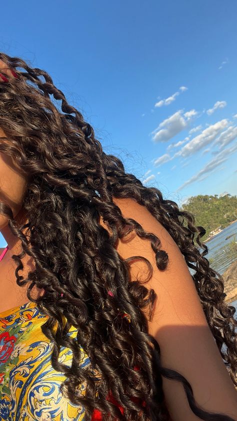 Curly Afro Hair, Long Shiny Hair, Hair Curling Tips, Curly Hair Photos, Cute Haircuts, Beautiful Curly Hair, Braids With Curls, Wavy Curly Hair, Curly Hair Inspiration