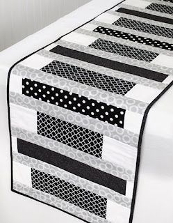 Quilt Inspiration: Free pattern day! Black and White quilts Table Runners From Old Quilts, Modern Table Runners, Patchwork Table Runner, Black And White Quilts, Quilted Table Runners Patterns, Quilt Modernen, Place Mats Quilted, Bantal Sofa, Quilted Table Toppers