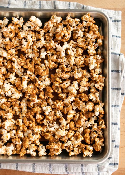 Recipe: Pumpkin Spiced Caramel Corn — Snack Recipes from The Kitchn Caramel Corn Recipes, Spiced Popcorn, Caramel Pumpkin, Recipe Pumpkin, Pumpkin Spice Recipe, Spiced Chocolate, Delicious Deserts, Flavored Popcorn, Gluten Free Sweet