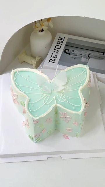 Cake Decoration Tutorial, Tinkerbell Birthday Cakes, Cake Mango, Birthday Cake Alternatives, Butterfly Cake Decorations, Sunflower Cake, Baby Birthday Party Theme, Butterfly Birthday Cakes, Jello Cake