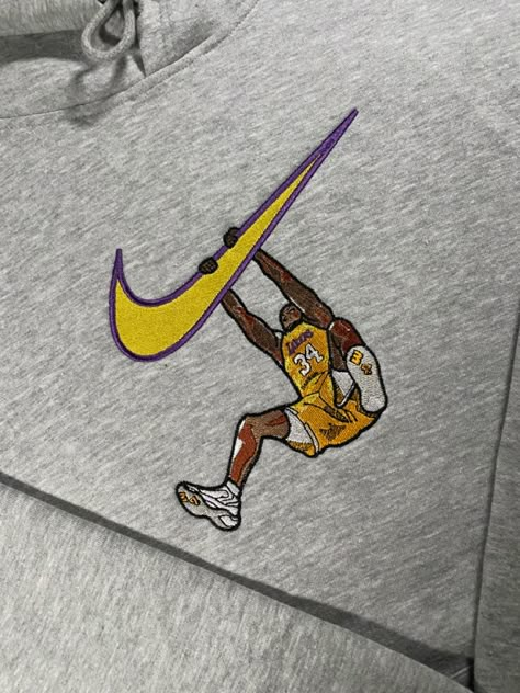 Kobe Bryant And Shaq, Ant Embroidery, Shaq Lakers, Fashion Installation, Hoodie Embroidery, Embroidery Sweater, Logo Diy, Basketball Player, Anime Hoodie