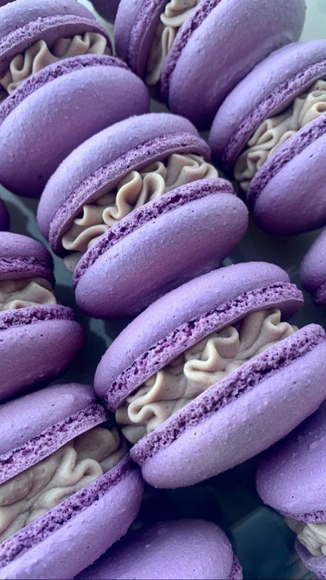 Purple Aesthetic Food, Glitter Macarons, Purple Macaroons, Purple Macarons, Violet Food, Food Purple, Galaxy Desserts, Purple Desserts, Wedding Snacks