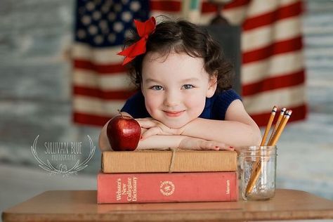 Preschool Photo Ideas, Kindergarten Graduation Pictures, Preschool Photography, Kindergarten Photos, First Day Of School Pictures, Preschool Pictures, Photography Natural Light, Back To School Pictures, Kind Photo