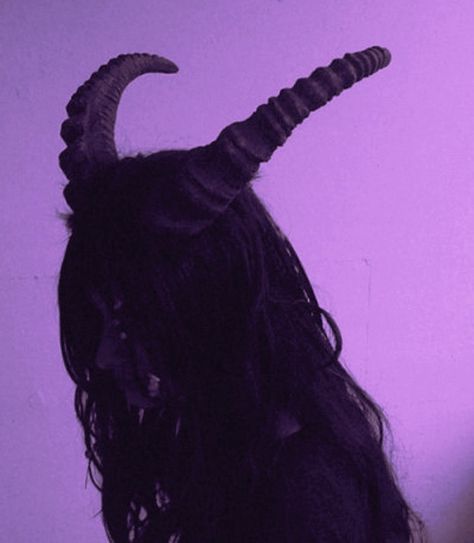 Tiefling Female Aesthetic, Purple Tiefling Female Bard, Purple Horns Aesthetic, Black Horns Aesthetic, Purple Female Tiefling Art, Purple Assassin Aesthetic, Purple Warrior Aesthetic, Demon Aesthetic Purple, Purple Bard Aesthetic