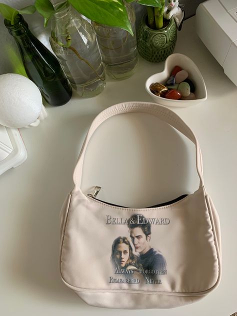 twilight bag from praying😱 Paddy Kelly, Twilight Book, Expensive Bag, Edward Cullen, The Twilight Saga, Twilight Saga, Robert Pattinson, Cute Bags, Backpack Purse