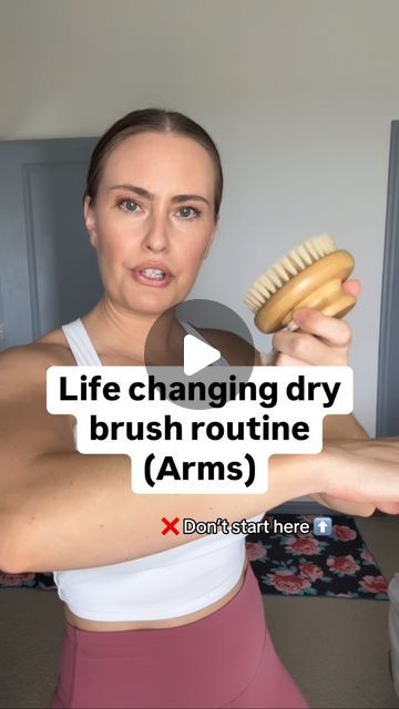 Dr. Lindsey Schmidt on Instagram: "SAVE this post & comment LYMPH — I will message you my dry brushes and Free Lymph Prep Guide!  I started dry brushing about 5 years ago when I was struggling with puffiness, gut issues, and energy problems. I dry brush anywhere from 1-4 times a week and will usually just do a body part like my arms, legs, tummy or face.  It all started to come together when I gradually added in things to help my body de-stress —   Here are some of the benefits of dry brushing: ▫️Lymphatic Drainage: think depuff + detox ▫️Improves Circulation ▫️⬇️ Cellulite Appearance ▫️Tension Release ▫️Boosts Energy ▫️Exfoliation  Should I do another tutorial? Which area next?  Don’t forget to comment LYMPH and I’ll DM you my dry brushes and Free Lymph Prep Guide!  (Educational and infor Dry Brushing Tutorial, Buff Muff Method, Dry Brushing Routine, How To Dry Brush Face, Lymph Drainage Massage Under Arm, Dry Brushing For Lymph Drainage, Face Dry Brushing, Face Lymph Drainage, Lymph Drainage Dry Brushing