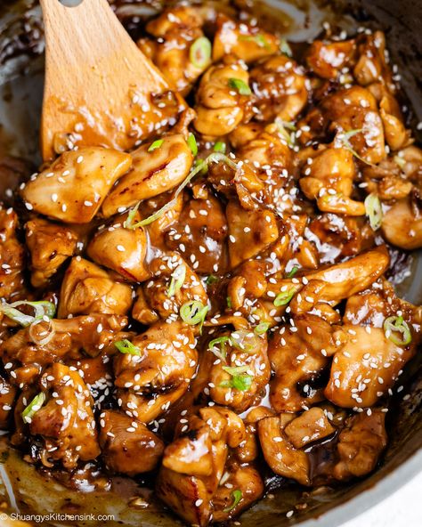 Sesame Ginger Chicken {20 Minutes} | Shuangy's Kitchenink Sesame Ginger Chicken Recipe, Sesame Ginger Sauce, Sesame Ginger Chicken, Chicken Ginger, Ginger Chicken Recipes, Chicken Cubes, Healthy Chinese Recipes, Sesame Chicken Recipe, Paleo Chicken Recipes