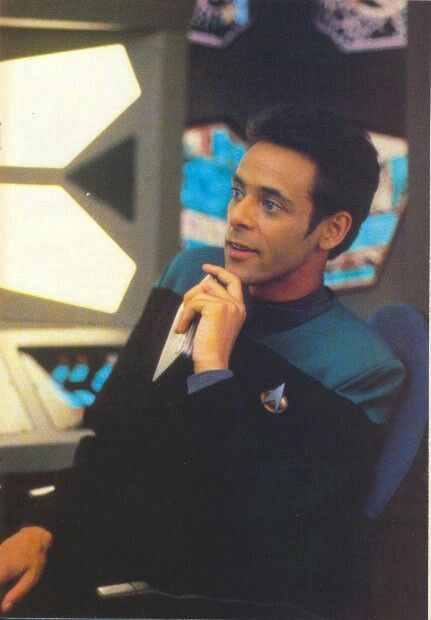 Alexander Siddig as Dr. Julian Bashir in Star Trek Deep Space Nine ❤ Julian Bashir, Alexander Siddig, Fandom Star Trek, Star Trek Deep Space Nine, Star Trek Ds9, Deep Space 9, Star Trek Show, Deep Space Nine, Star Trek Images