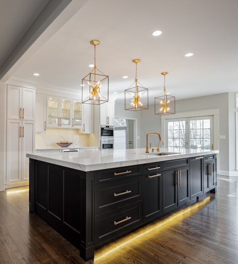 Black White Kitchen Decor, Kitchen With An Island, Kitchen Island Lighting Modern, Black White Kitchen, Kitchen Ideas Dark Cabinets, Kitchen Ideas Dark, White Kitchen Decor, Modern Kitchen Island, Gold Kitchen